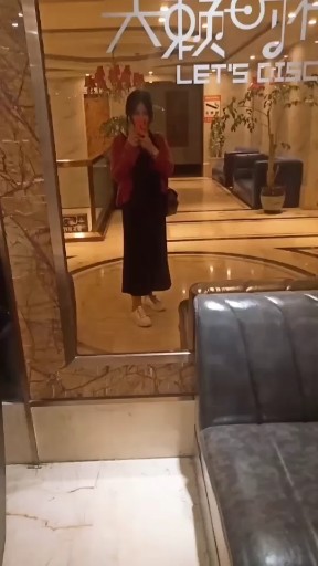 。妖娆卖弄
