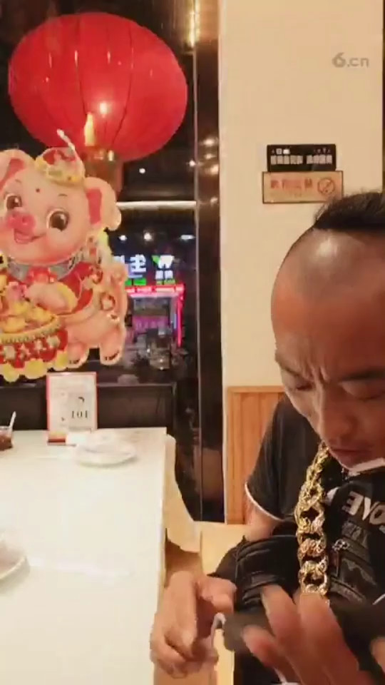 现在年轻人和老年人的想法不一样