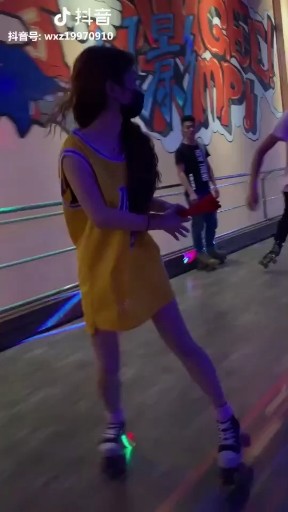 好久没轮滑了又可以好好疯一下了
