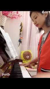 彈鋼琴和唱歌，你喜歡聽(tīng)哪一個(gè)呢