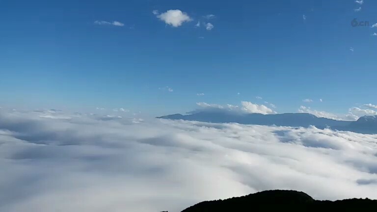 景色秀丽，在凉山彝族大山上看到