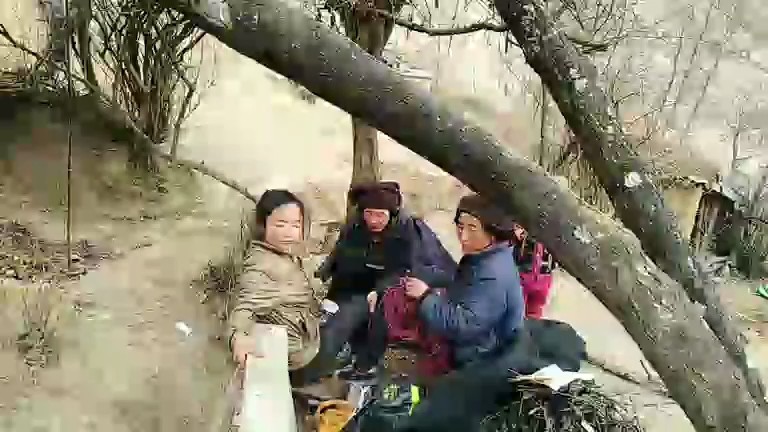 ，