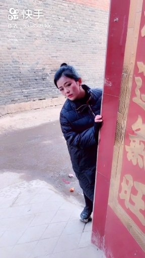 偷看孩子一眼