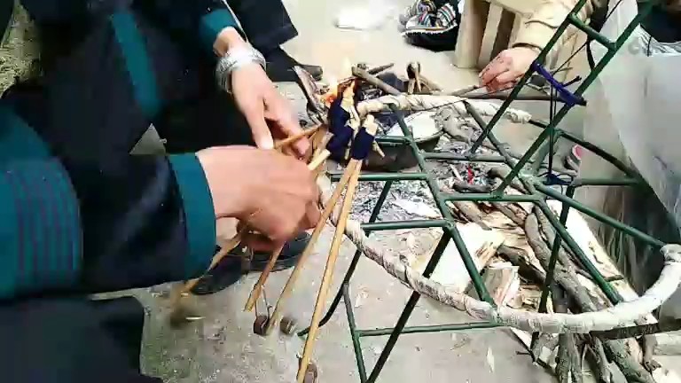 看看这是在编织什么东西。