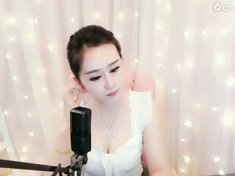 大家说说这个主播漂亮性感吗？