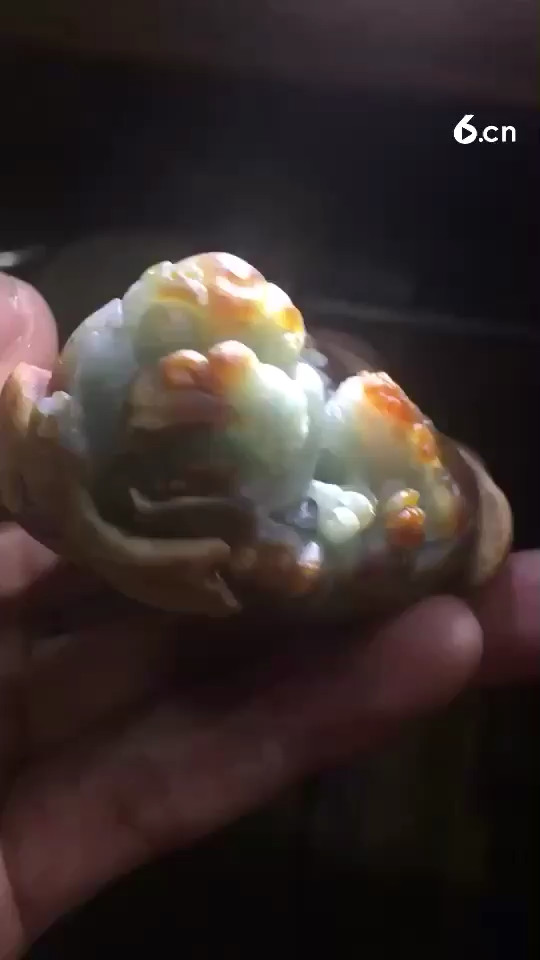 带皮俏色巧雕