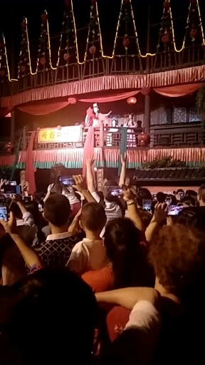 来接绣球了，做王家女婿