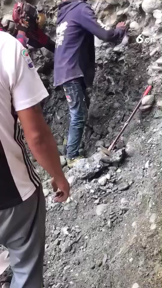 近距离看老缅挖翡翠。