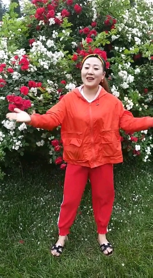 人美花更美😊