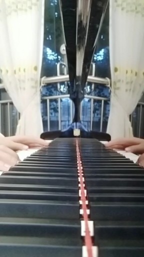 来一段悲伤的钢琴曲！