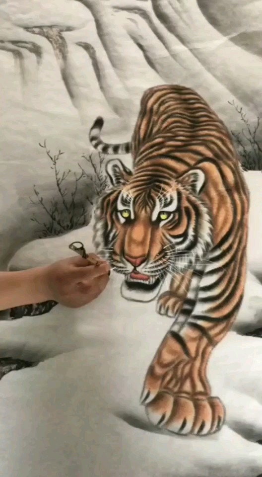 猛虎踏雪下山