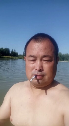 博乐市南城孔雀湖西边游玩🏊