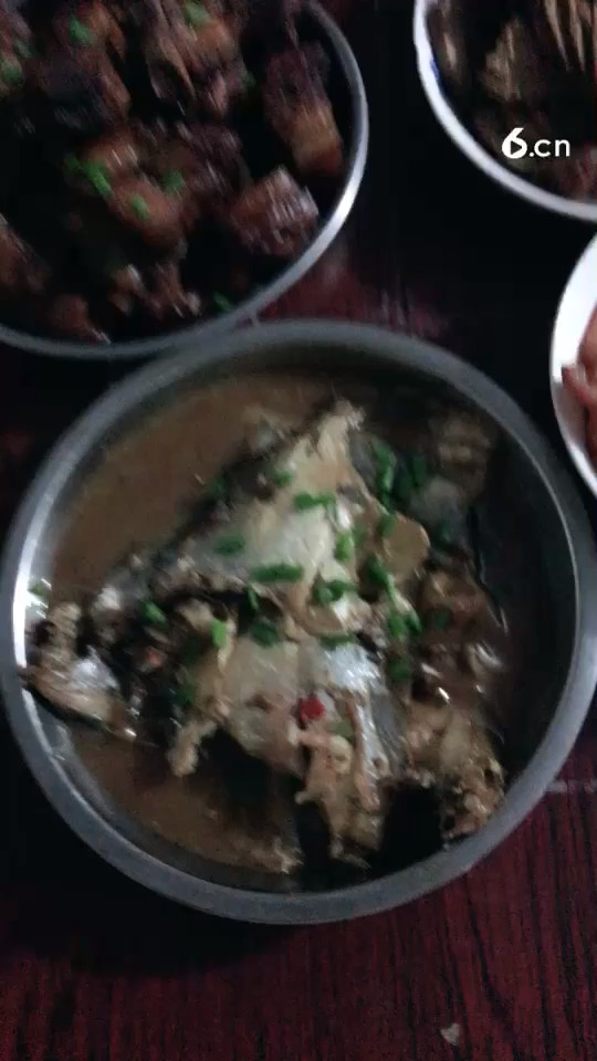妈妈煮了一桌子的好菜