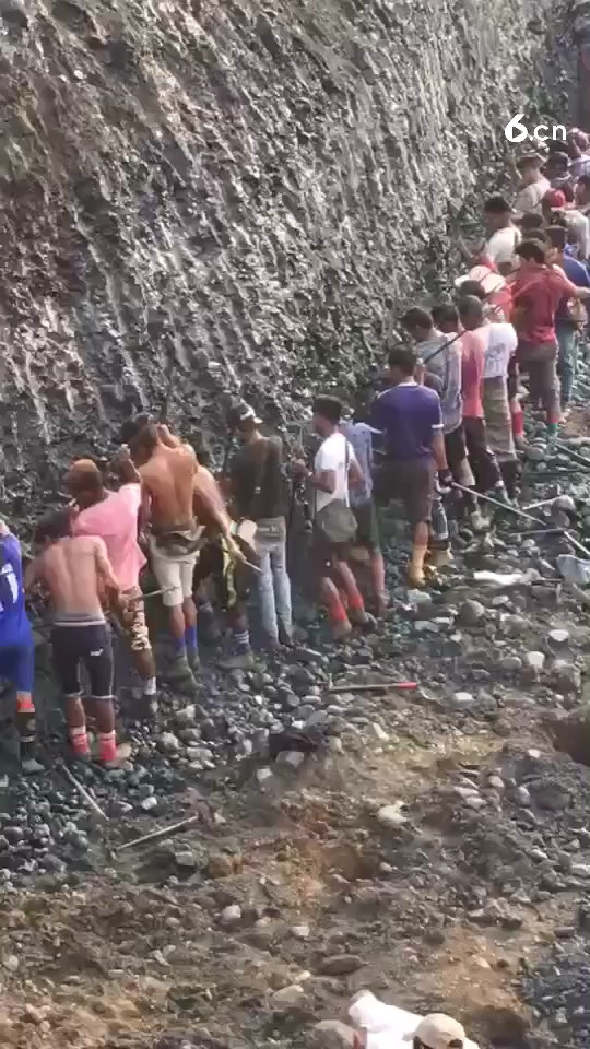 缅甸翡翠原石、开挖了、关注我