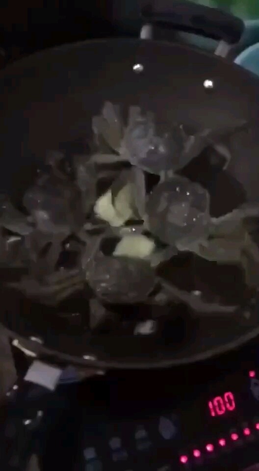 洗澡水有点烫了，兄弟，把火关了