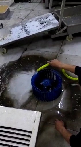 空调用时 先要清洁 远离*