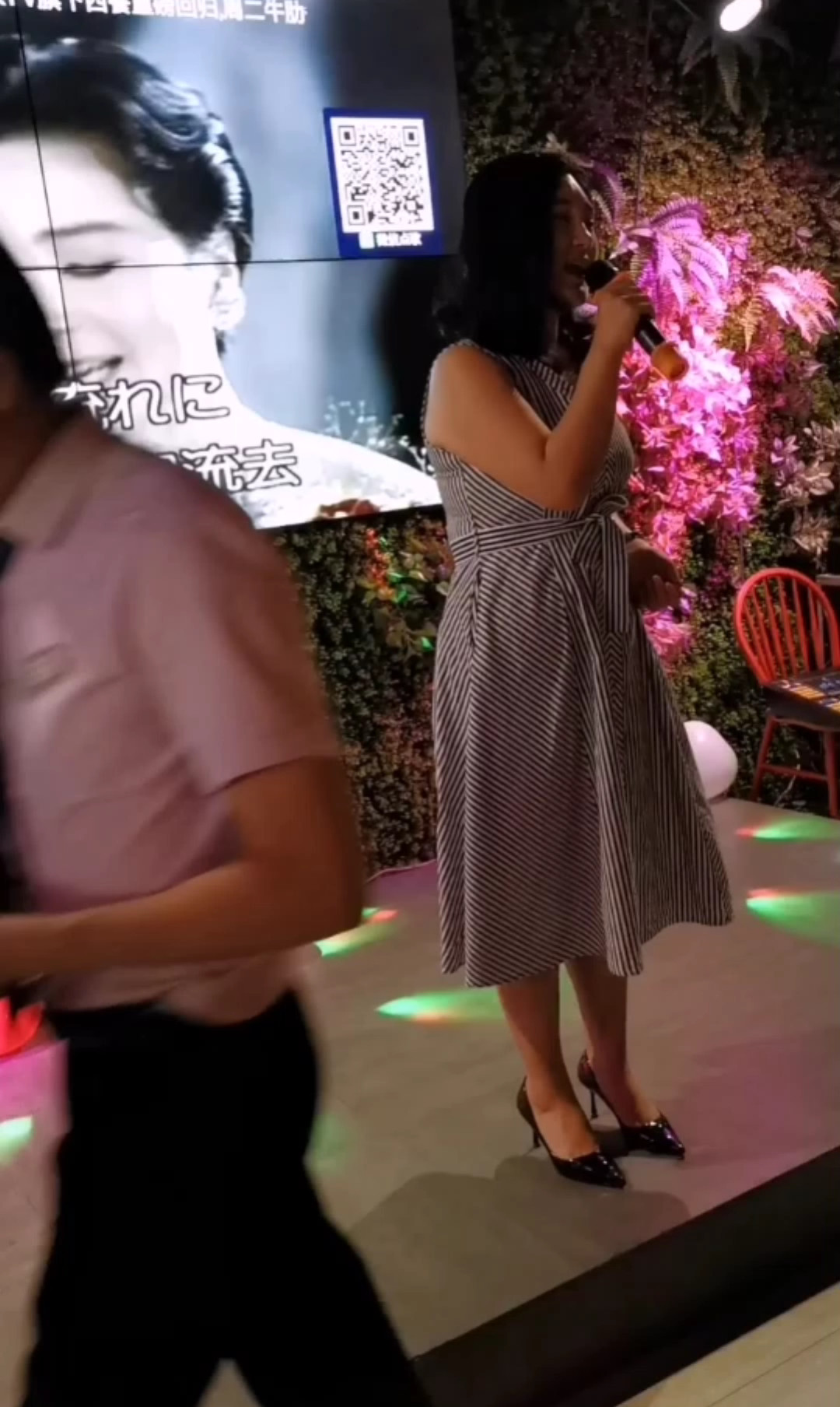 相亲现场~这个女生唱了一首邓丽