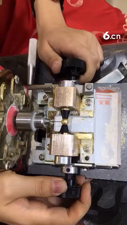 缅甸海水珍珠现场制作