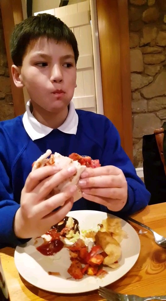 中英混血二宝哥 吃 烤爸爸