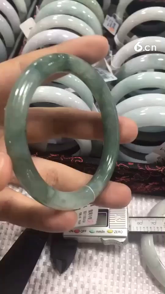 什么是翡翠圆镯