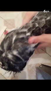 小姐姐给小财财洗澡