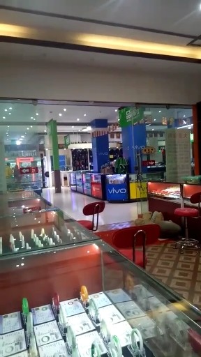 店里冷冷清清都没人，
