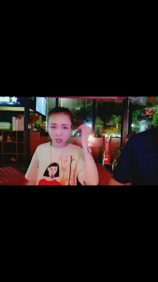 酒吧里喝酒