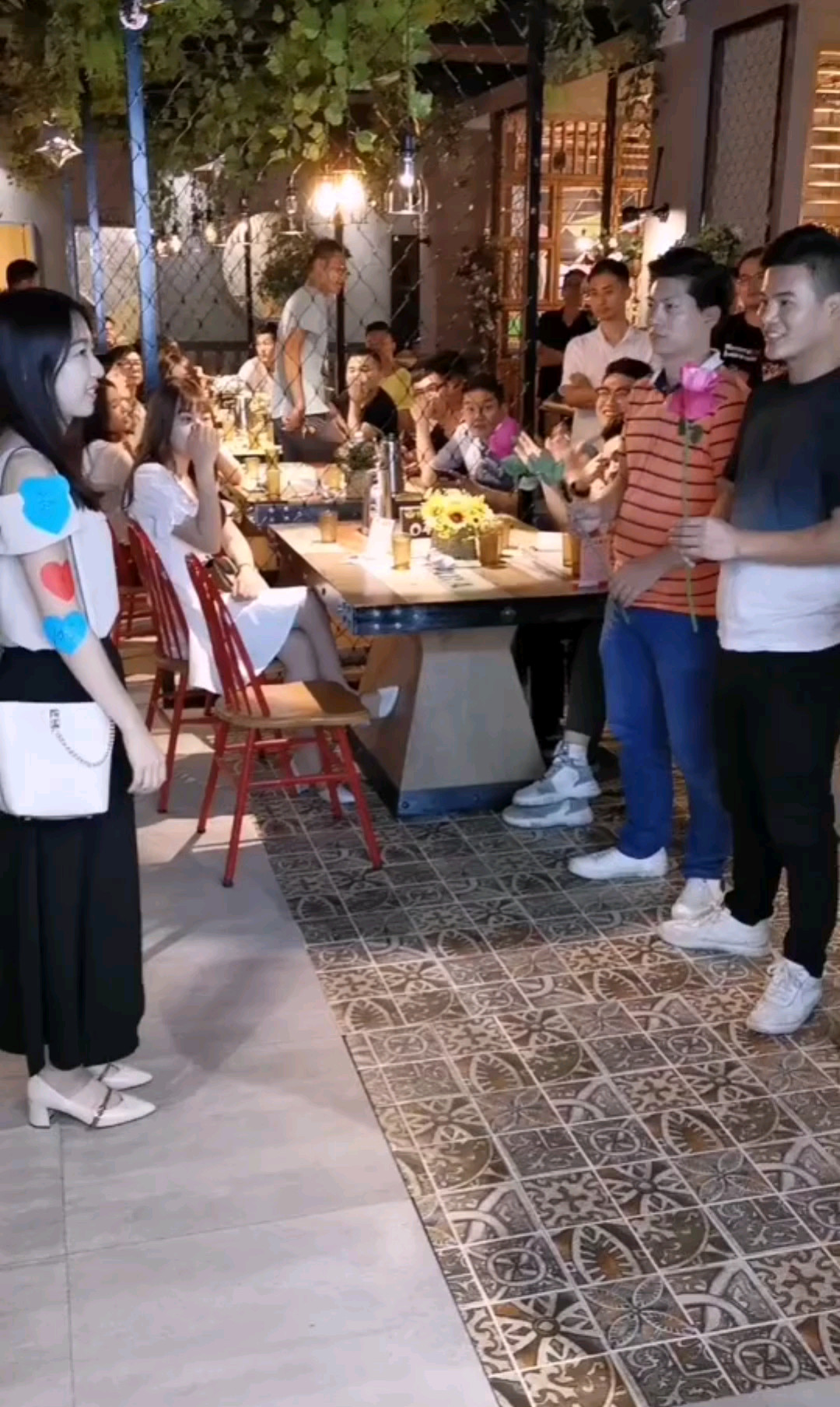 相亲现场气质小姐姐永远都是那么