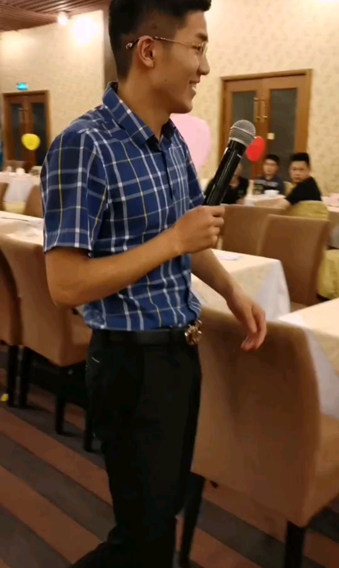 相亲现场气质小姐姐永远都是那么