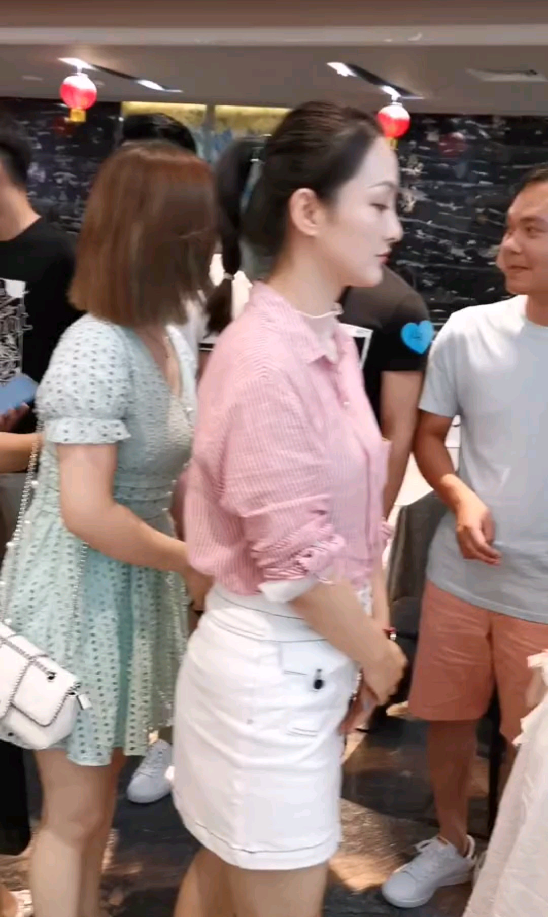 相亲活动现场很多气质的小姐姐