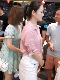 相亲活动现场很多气质的小姐姐