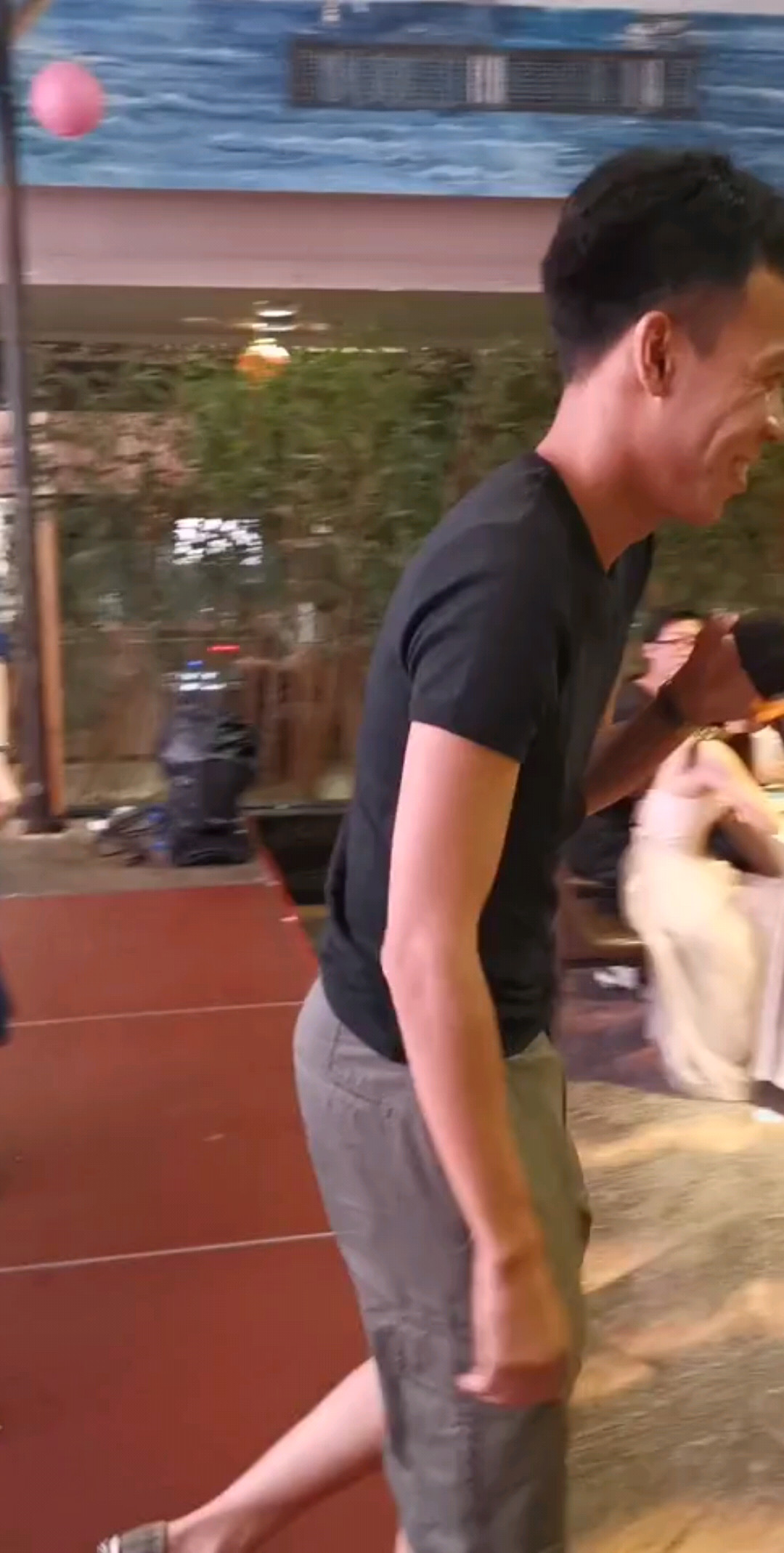 在200人面前~当大家都在坐着