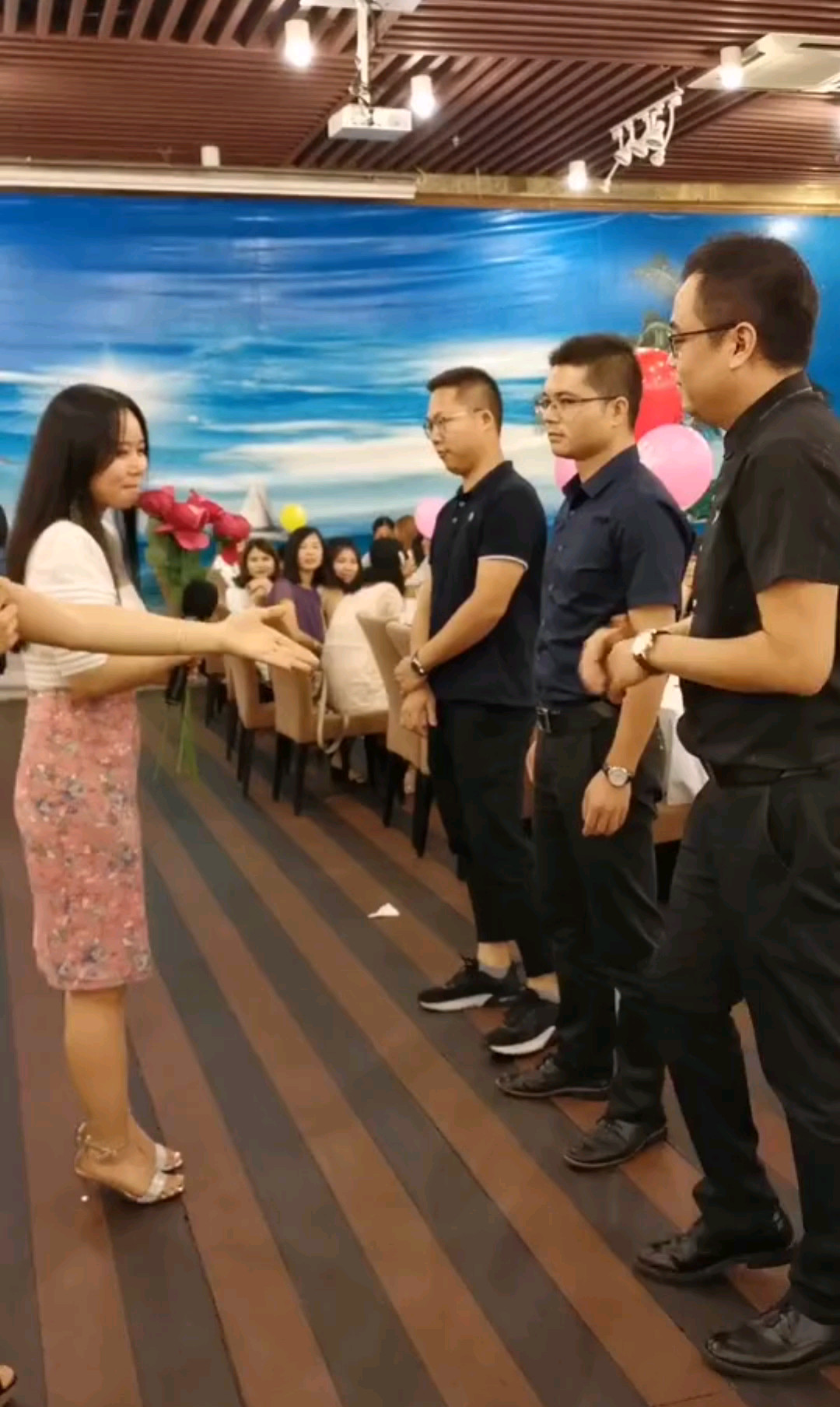 气质小姐姐第一次被3个男生表白