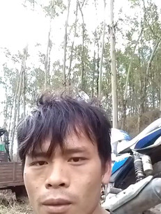 原创歌手在山里收水稻