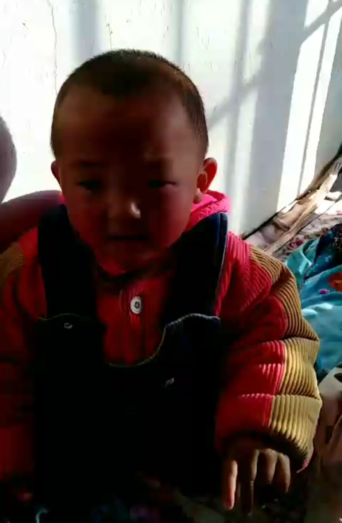 她想出去玩，外面太冷了