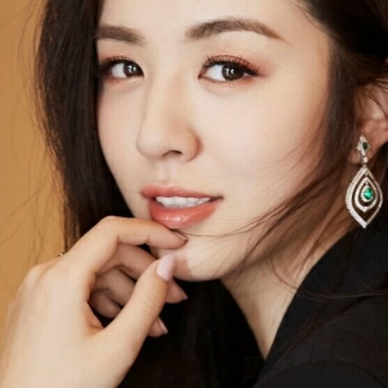 爬梯上墙接红杏海报