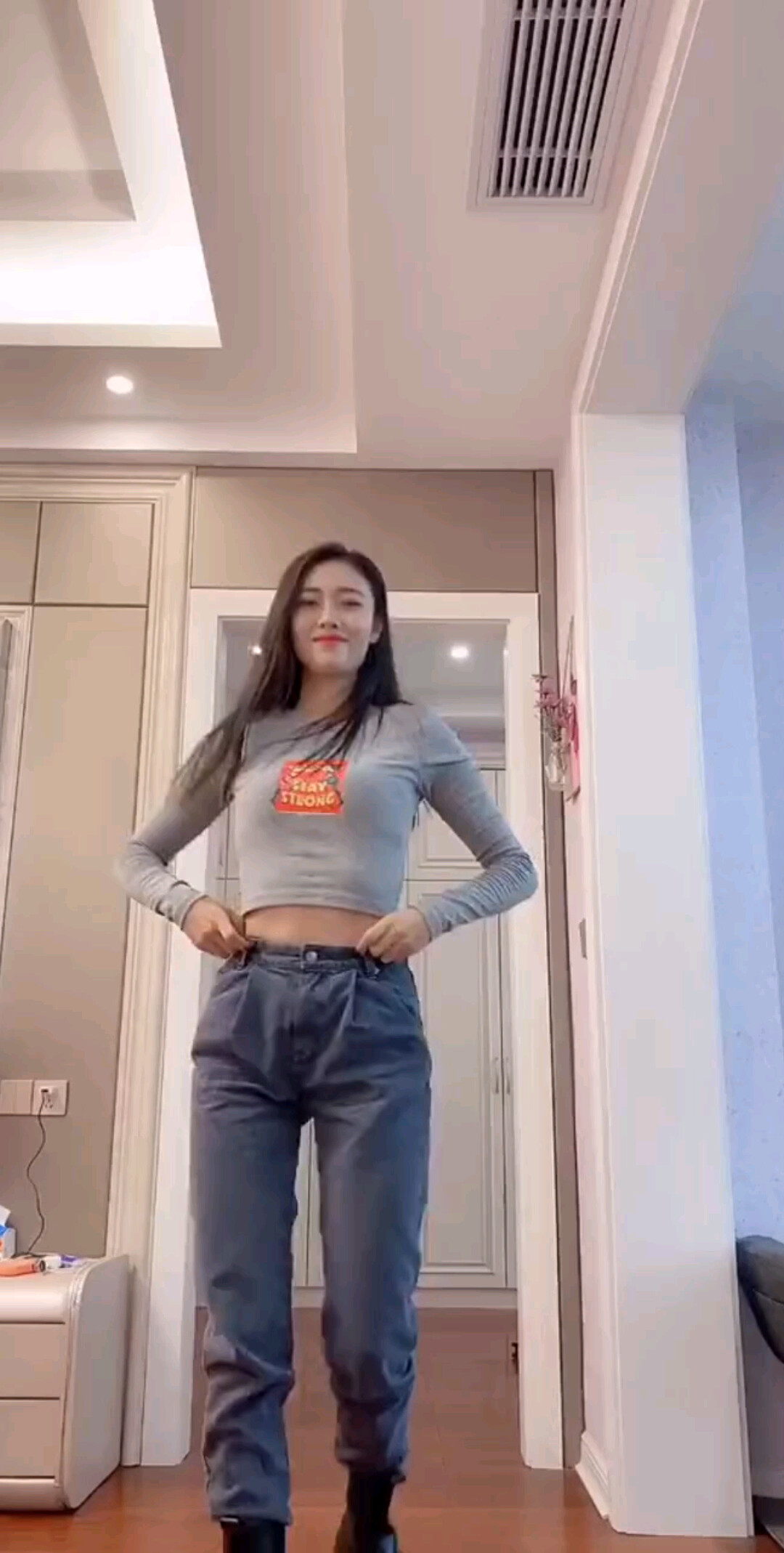 我庭小草复萌发，无限天地行将绿