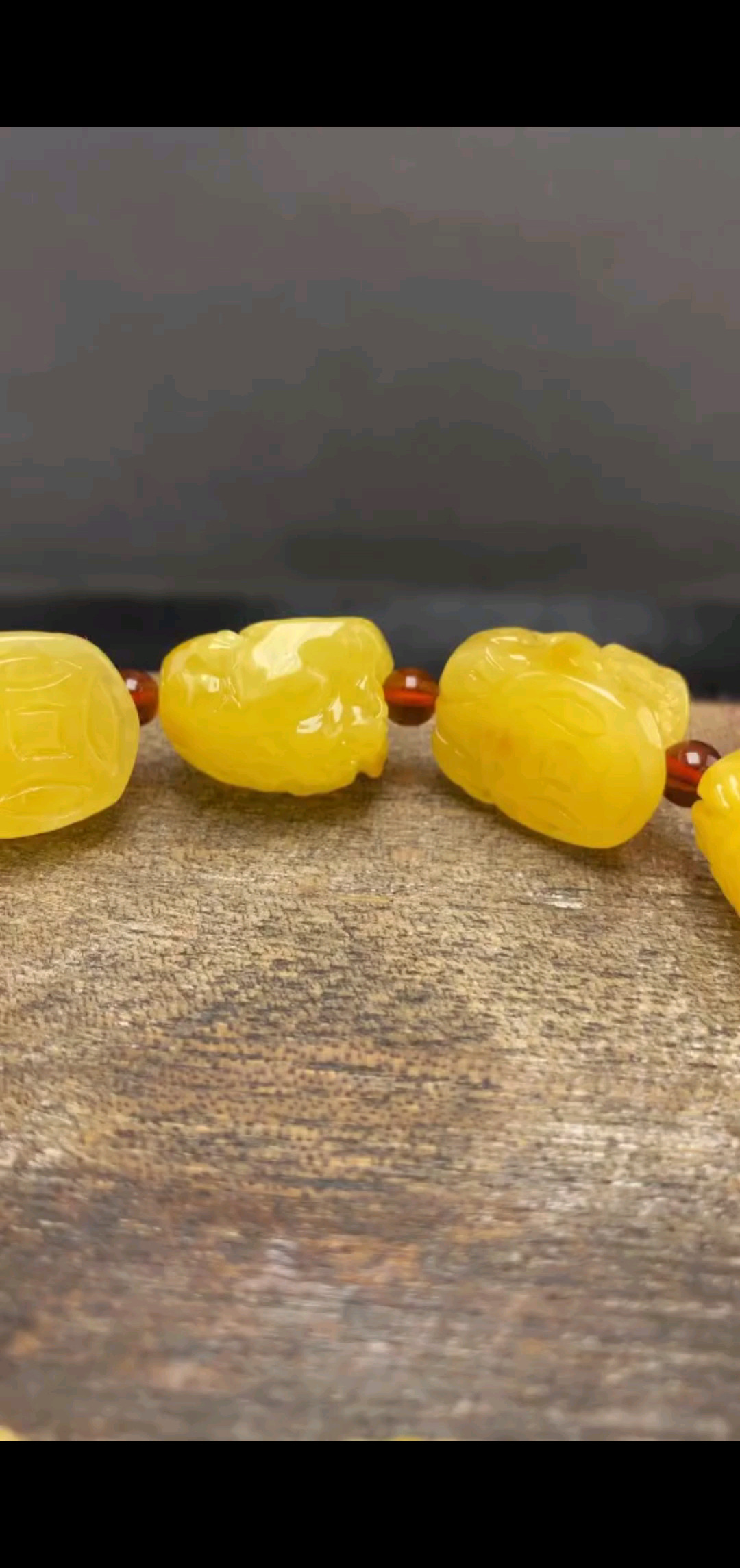 雕工细腻，颜色明亮。